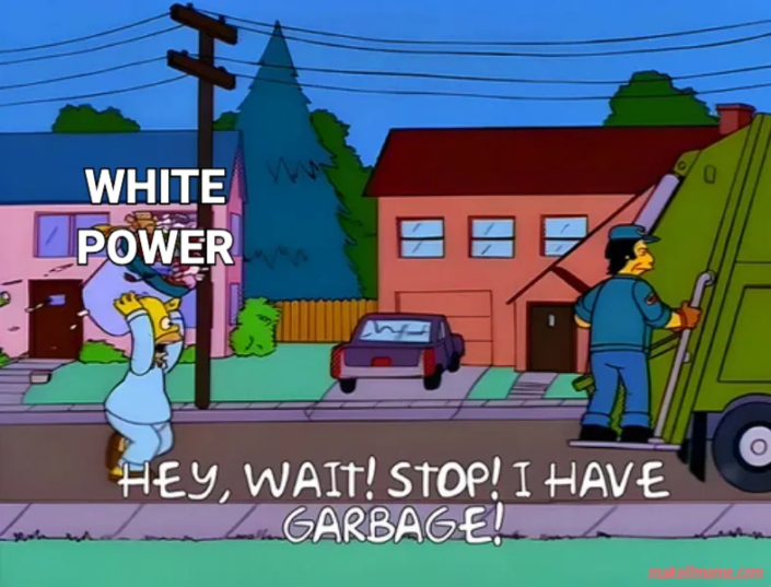 Simpsons-Müll-Meme – Alte Frau rennt dem Müllwagen hinterher und ruft: „Hey, wait! Stop! I have garbage!“ – auf ihrer Tasche steht „WHITE POWER“.