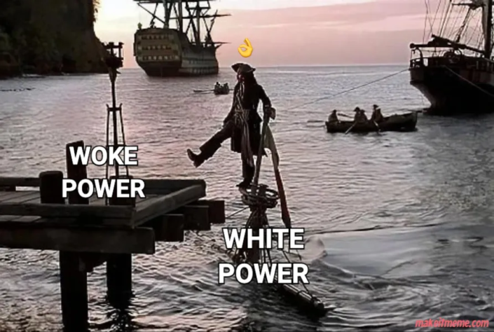 Jack Sparrow steht auf sinkendem „White Power“-Schild, winkt mit OK-Geste